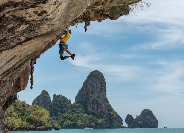 皮划艇运动员在激流中穿越峡谷的动感画面
